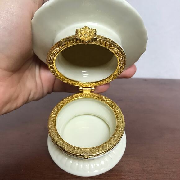 Beautiful White and Gold Tone 6.5" Tall Ceramic Christmas Tree Trinket Box - Picture 8 of 9